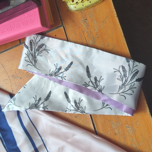 Hair or purse accessories - Picture 2 of 3